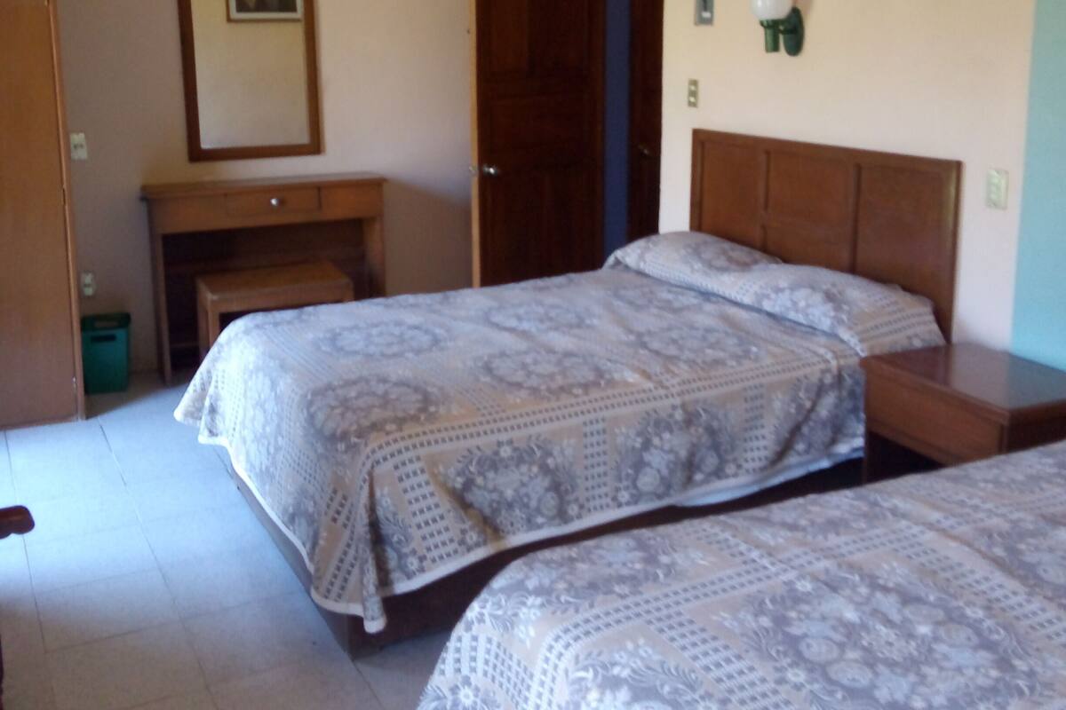 3 Occupants, Triple Room | Caja de seguridad en la habitación, wifi gratis y ropa de cama