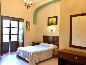 Basic-Doppelzimmer | Zimmersafe, kostenloses WLAN, Bettwäsche