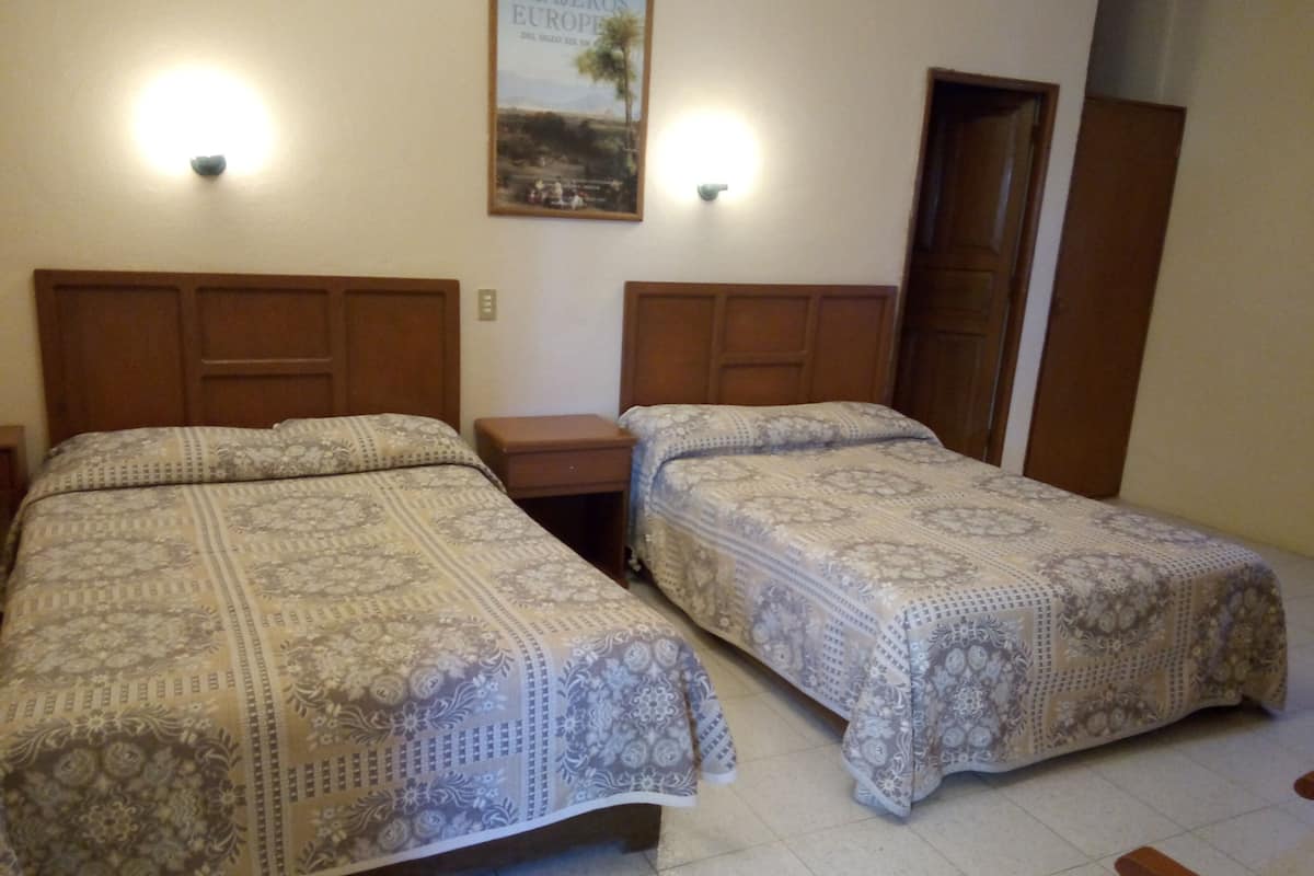 4 Occupants, Quadruple Room | Caja de seguridad en la habitación, wifi gratis y ropa de cama