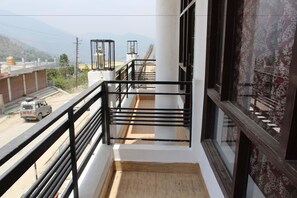 Executive Double Room, 1 King Bed, Smoking | Balcony