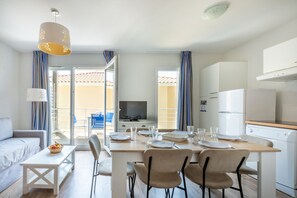 Apartment, 2 Schlafzimmer | Laptopgeeigneter Arbeitsplatz, schallisolierte Zimmer, Babybetten