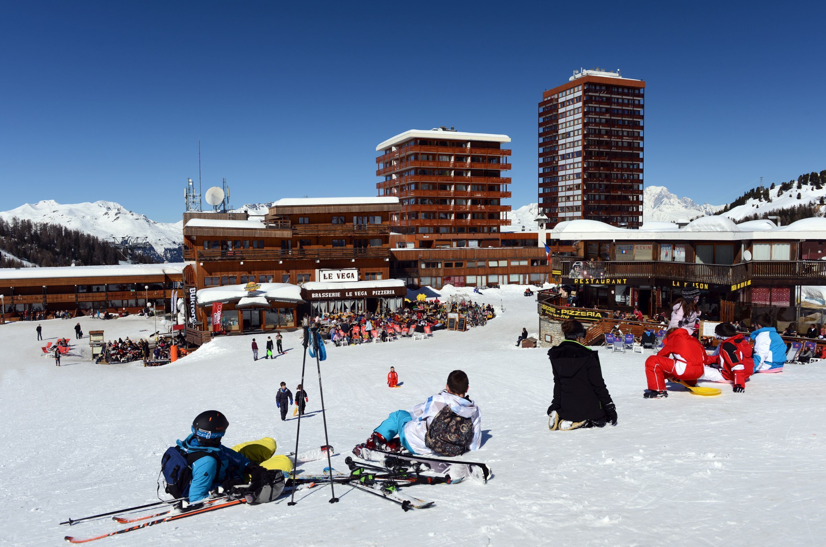 A ski resort with multiple buildings, including a restaurant and a bar.
