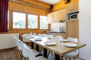 Dúplex familiar, 4 habitaciones | Cocina privada | Frigorífico, microondas, placa de cocina y lavavajillas