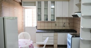 Departamento Deluxe | Cocina privada | Refrigerador, microondas, horno y parrilla de estufa