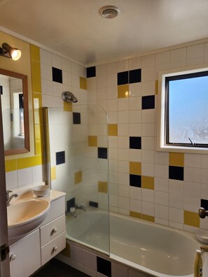 Combined shower/bathtub, towels, toilet paper - Powder Hut Ohakune  - cosy wee cottage in central Ohakune (Ohakune)