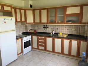 Ferienhaus, Raucher, Poolblick | Eigene Küche | Großer Kühlschrank, Ofen, Kochgeschirr/Geschirr/Besteck