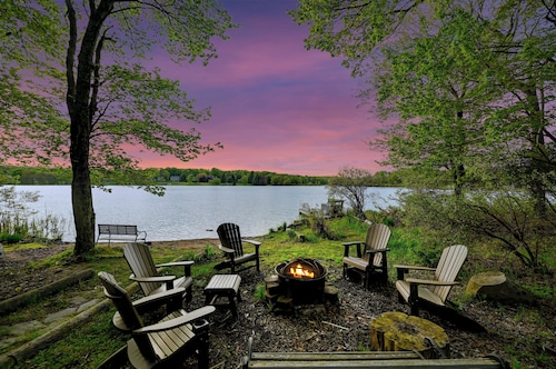 Lakefront Pocono Retreat/Family & Pet Friendly/canoes/kayak/row boat/Fire pit!