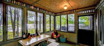 Lakefront Pocono Retreat/Family & Pet Friendly/canoes/kayak/row boat/Fire pit!