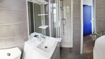 Habitación doble | Baño | Regadera, amenidades de baño gratuitas, toallas