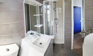 Chambre Double | Salle de bain | Douche, articles de toilette gratuits, serviettes fournies