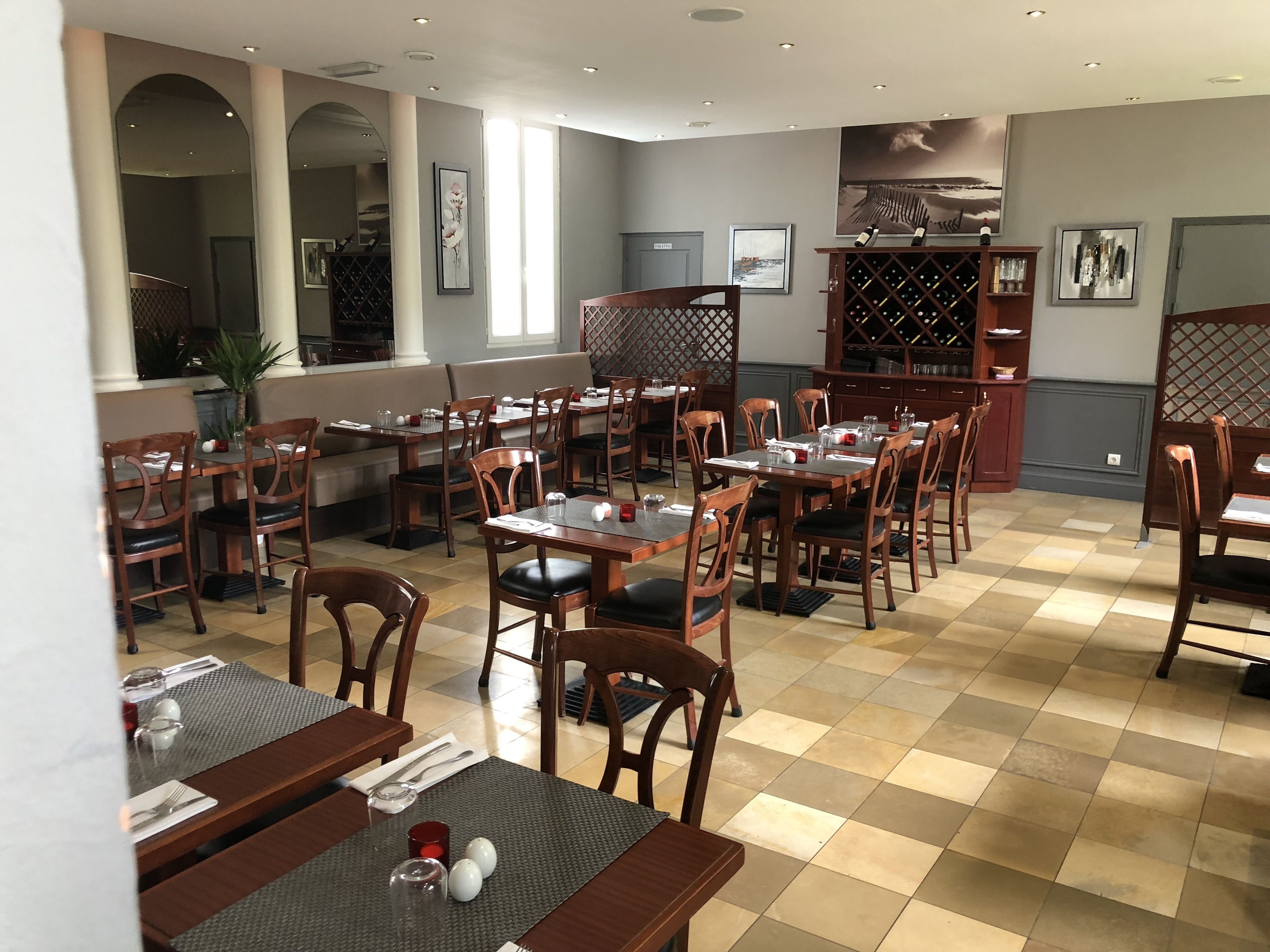 breakfast, lunch and dinner served