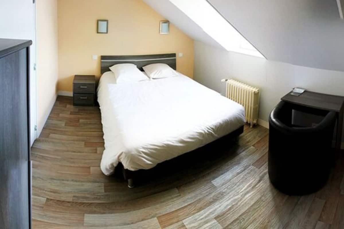 double room, shared bathroom | individually decorated, individually furnished, desk, blackout curtains