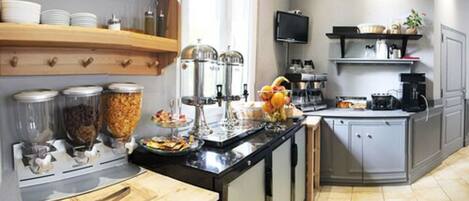Daily continental breakfast (EUR 9 per person)