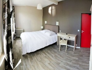 Habitación doble Confort | Decoración personalizada, muebles diferentes y escritorio 