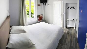 Double Room | Individually decorated, individually furnished, desk, blackout drapes