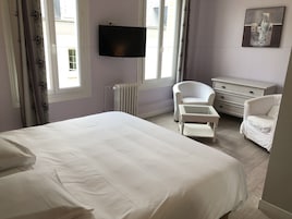Chambre Double Supérieure | Bureau, rideaux occultants, Wi-Fi gratuit, décoration personnalisée