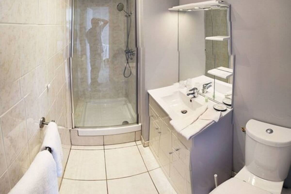 comfort double room | bathroom | shower, free toiletries, towels
