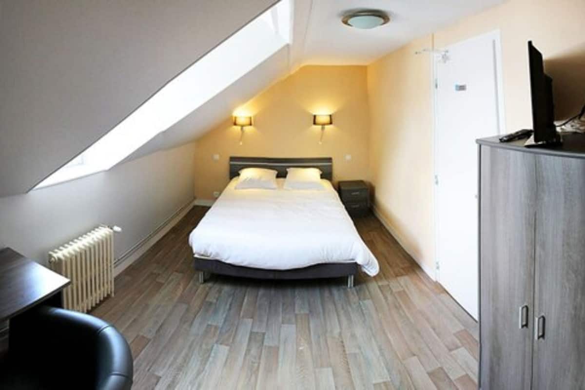 double room, shared bathroom | individually decorated, individually furnished, desk, blackout curtains