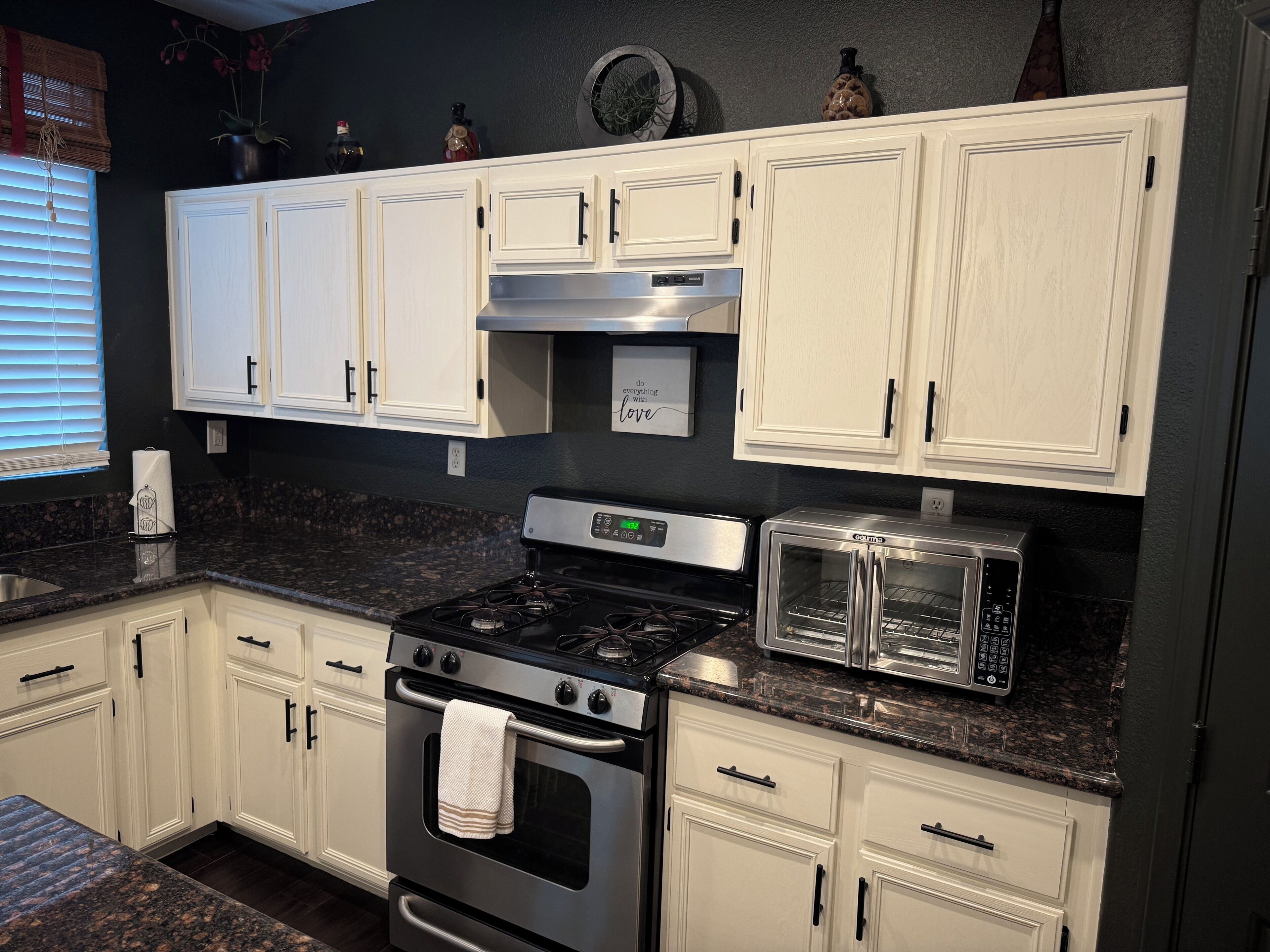 冷蔵庫、電子レンジ、オーブン、コンロ