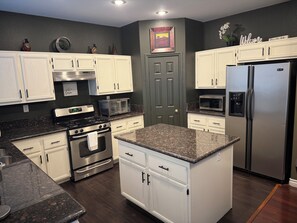 Fridge, microwave, oven, stovetop - 🌴FOUR King beds, Lovely, spacious home, game loft & 9ft pool table!🌴 (Las Vegas)