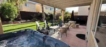 🌴FOUR King beds, Lovely, spacious home, game loft w/8 ft pool table!🌴