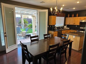 Dining - 🌴FOUR King beds, Lovely, spacious home, game loft & 9ft pool table!🌴 (Las Vegas)