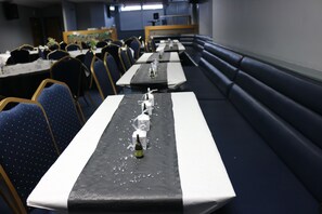 Daily cooked-to-order breakfast (GBP 5.95 per person)