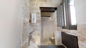 Design Double Room, 1 Queen Bed, Private Bathroom, Tower | Bathroom | Shower, slippers, towels - Sei Stelle Mama (Polignano a Mare)