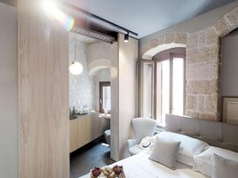 Design Double Room, 1 Queen Bed, Private Bathroom, Tower | Hypo-allergenic bedding, pillowtop beds, minibar, in-room safe