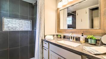 Articles de toilette gratuits, sèche-cheveux, serviettes fournies
