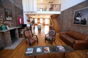 TV, DVD player, books, stereo - Luxury townhouse. (New York)