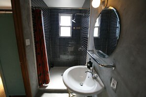 Combined shower/tub, hair dryer, towels, soap - Luxury townhouse. (New York)