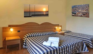 Habitación triple clásica | Escritorio, wifi gratis, ropa de cama