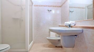 Shower, free toiletries, hair dryer, bidet