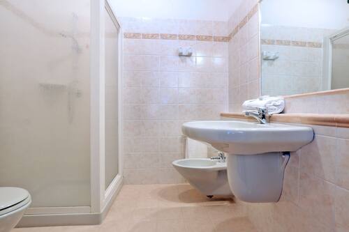 Douche, articles de toilette gratuits, sèche-cheveux, bidet
