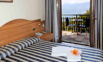Habitación superior con 1 cama doble o 2 individuales, balcón, vistas al lago | Escritorio, cunas (de pago), camas supletorias y wifi gratis