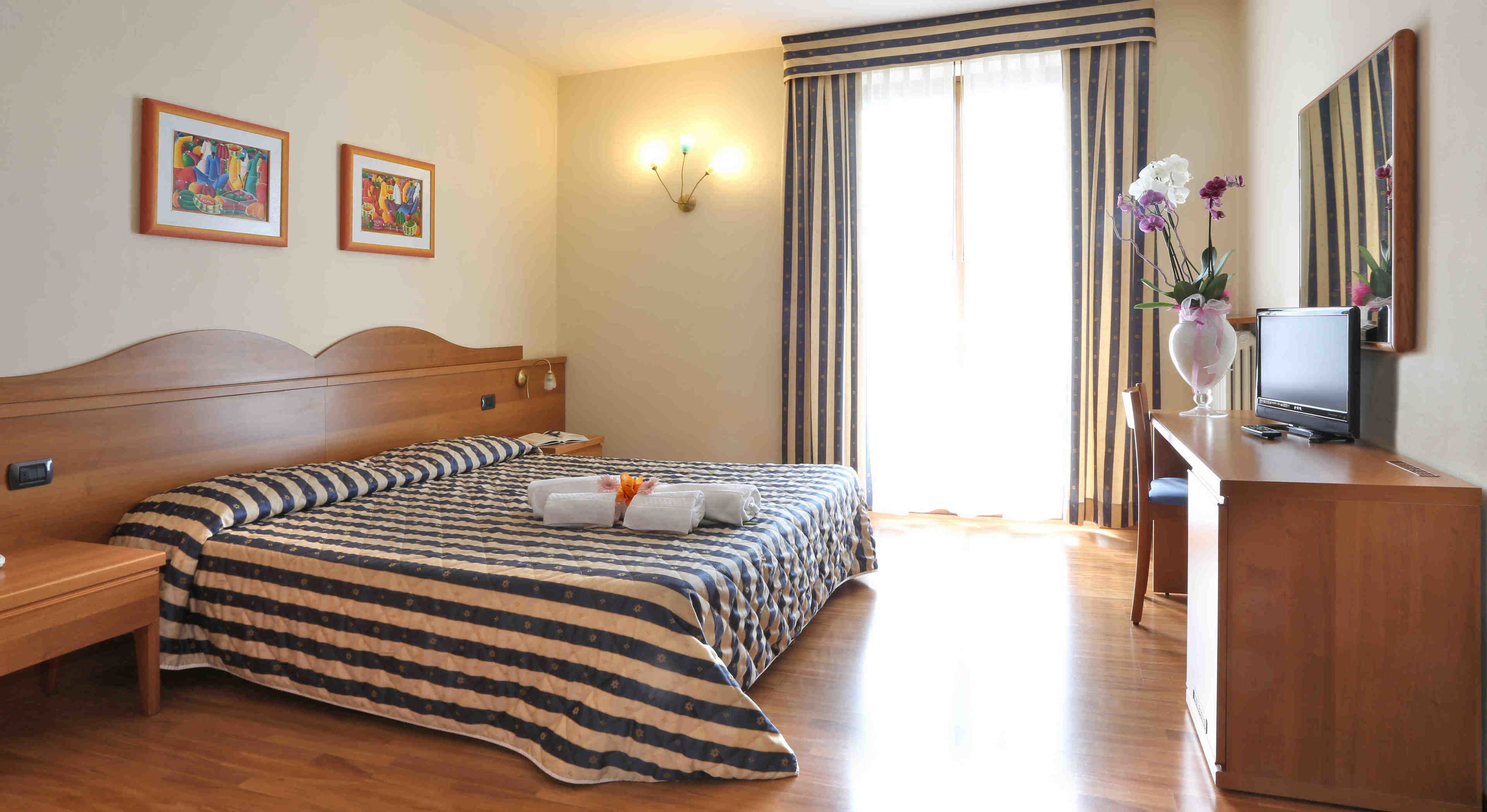 economy double or twin room, smoking | desk, cots/infant beds, rollaway beds, free wifi