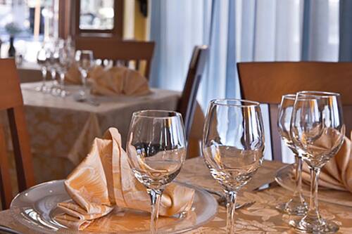 Déjeuner et dîner servis sur place