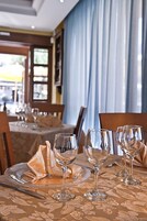 Se sirven almuerzos, cenas y cocina italiana 