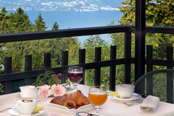 Daily buffet breakfast for a fee
