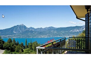 Habitación superior con 1 cama doble o 2 individuales, balcón, vistas al lago | Balcón