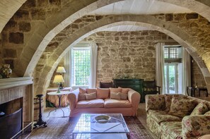 Fernseher, Kamin, Bücher