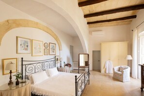 Room - Luxurious Grand 18th C. Palace with Gardens & Pool (Ghaxaq)