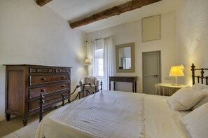 8 bedrooms, desk, iron/ironing board, WiFi