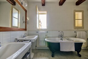Combined shower/bathtub, bidet, towels, soap