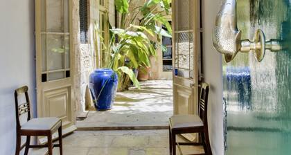 LUXURIOUS Grand 18th C. Country House set in large gardens with pool