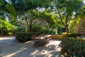 Outdoor dining - Luxurious Grand 18th C. Palace with Gardens & Pool (Ghaxaq)