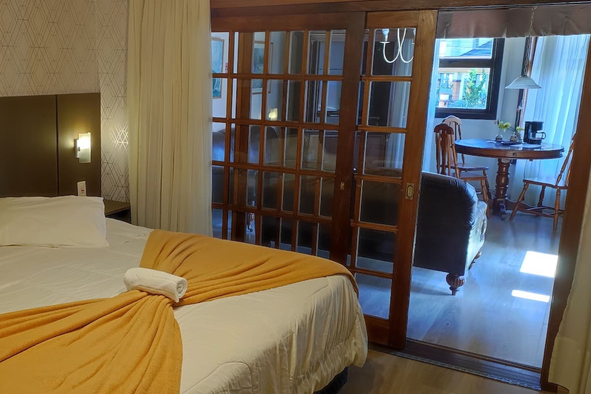 Minibar, cortinas blackout, tabla de planchar con plancha y wifi gratis
