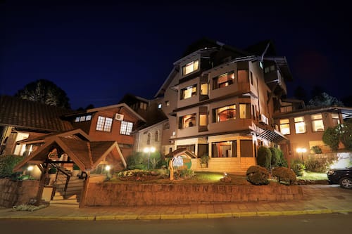 Fachada da propriedade à noite