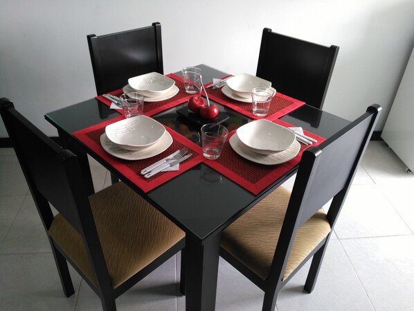 Apartment, 2 Bedrooms | Makan dalam bilik